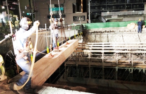 切断後の橋桁の吊り出し作業の画像