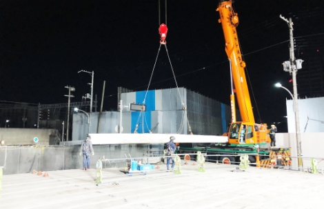 橋桁の搬出作業の画像