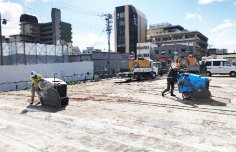 道路カッターを使用して床板を切断中の画像