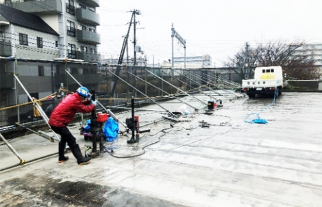 ダイヤモンドコアドリルを使ってコアボーリングの作業中の画像