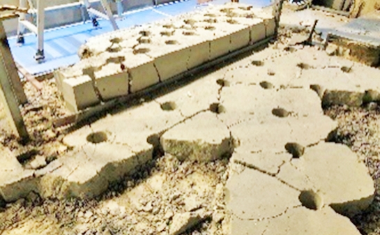 >原状回復工事に伴うシンダーコンクリート撤去工事の画像