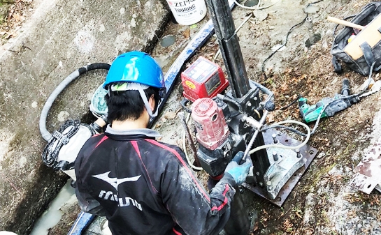 コア削孔・バースターによる河床低下作業の画像