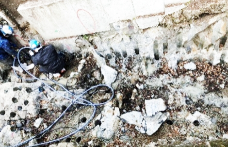 コア削孔・バースターによる河床低下作業の画像2