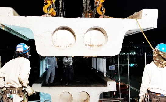 歩道橋切断撤去の画像