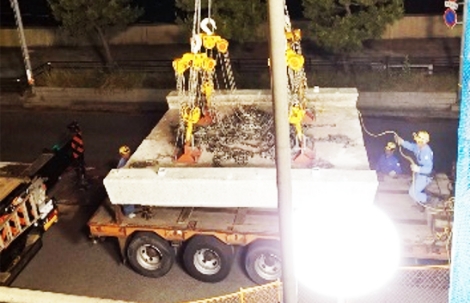 切断した歩道橋の部材は大型トレーラーで移動の画像