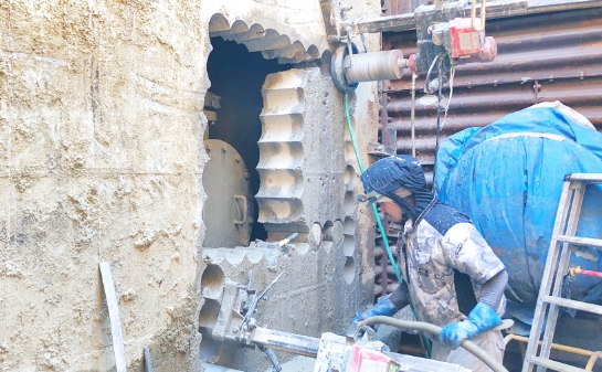 連続コアボーリング工事による開口の作成の画像