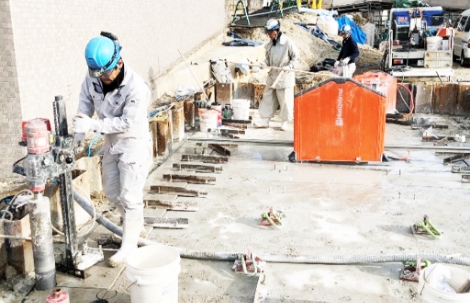 切断作業中の画像