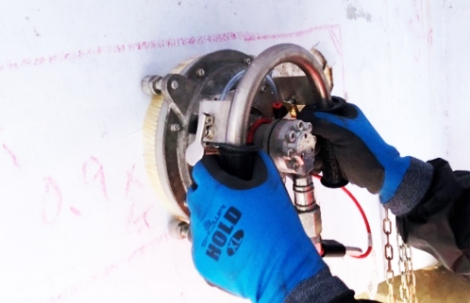 大きな面積は水の力を広く使うウォールクリーナーで施工の様子