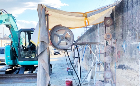 道路拡幅に伴う擁壁の切断撤去の画像