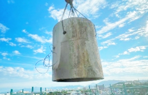 切断した煙突をレッカーで吊り下ろす画像